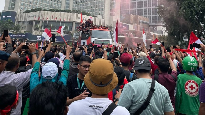 turunminum.id Ribuan Suporter Gaungkan Nama Beckham Putra saat Arak-arakan Konvoi Timnas Indonesia U-22 Tiba di Bundaran HI