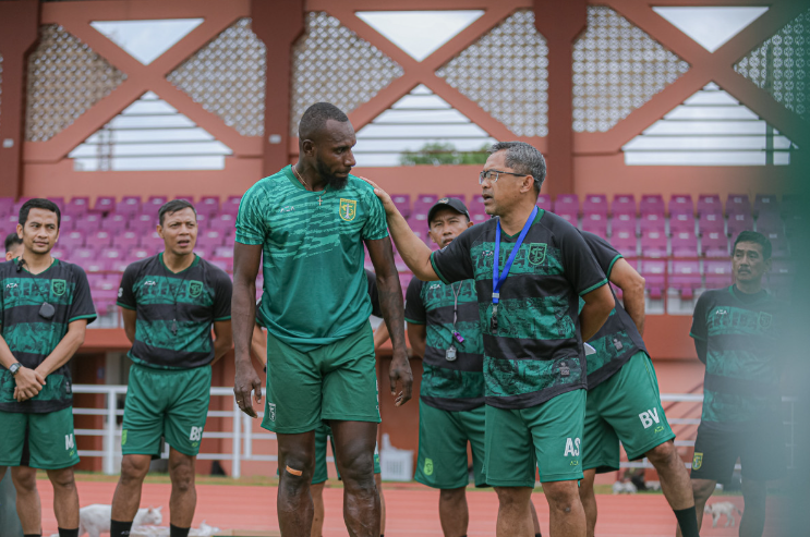 turunminum.id Bek Baru Persebaya Yohanes Kandaimu Genjot Kecepatan