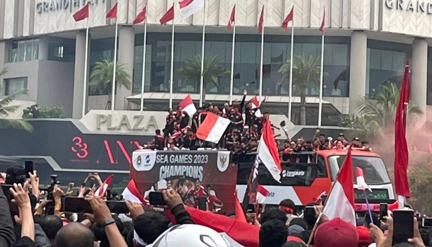 turunminum.id Sapa Warga di Bundaran HI, Erick Thohir: Ayo Kita Revolusi Mental Sepakbola Indonesia