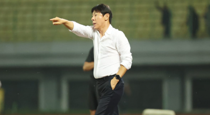 turunminum.id Shin Tae-yong Ajarkan Teknik Menyundul Bola di Depan Kaesang
