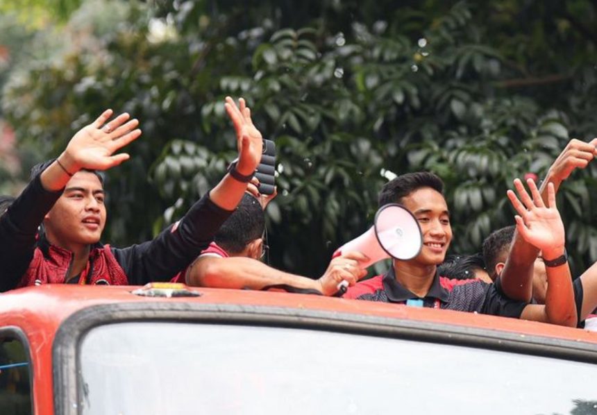turunminum.id Tunjukkan Medali Emas ke Pendukung Timnas, Rizky Ridho: Kami Bawa ini Untuk Kalian