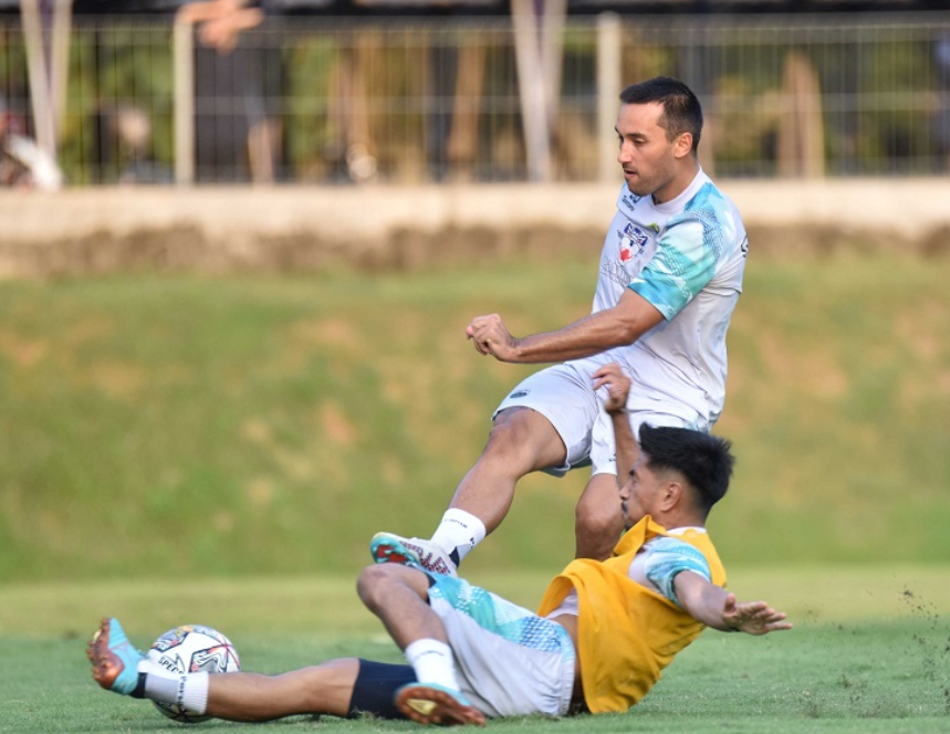 turunminum.id Ezra Walian Siap Tampil Konsisten Saat Hadapi PSS Sleman