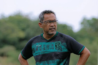 turunminum.id Aji Santoso Soroti Bek Tengah Persebaya Dusan Stevanovic