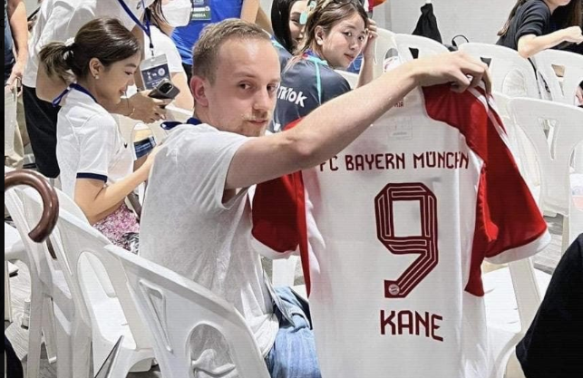 turunminum.id Ange Postecoglou Murka Saat Seorang Reporter Jerman Membawa Jersey Bayern Munchen Bertuliskan Harry Kane
