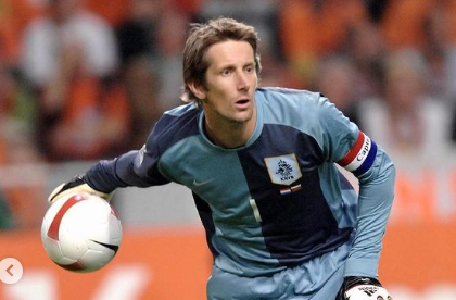 turunminum.id Legenda Manchester United, Edwin Van der Sar Alami Pendarahan di Sekitar Otak