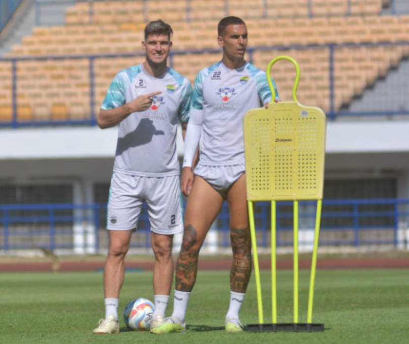 turunminum.id Alberto Rodriguez dan Nick Kuipers Semakin Tangguh Jaga Pertahanan