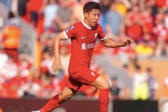 turunminum.id Wataru Endo Tetap Pilih Liverpool Meski Banyak yang Menentang