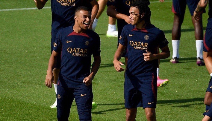 turunminum.id Kylian Mbappe Tandatangani Kontrak Baru untuk Tetap di PSG