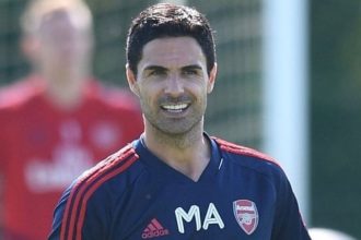 turunminum.id Gary Neville Komentari Eksperimen Mikel Arteta yang Dinilai Tidak Efektif