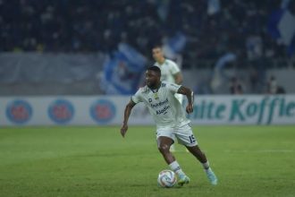 turunminum.id Layaknya Seperti Pertandingan El Clásico, Levy Madinda Bidik 3 Poin Penuh di Laga Persija Jakarta Vs Persib Bandung