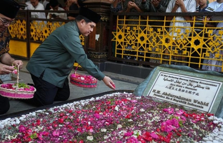 turunminum.id Erick Thohir Ziarah ke Makam Pendiri NU dan Gus Dur, Berdoa Agar Piala Dunia U17 2023 Berjalan Lancar