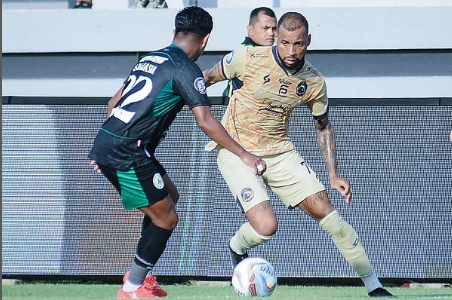 turunminum.id Hasil Babak Pertama: Arema FC Unggul Atas PSS Sleman Lewat Gol Penalti Gustavo Almeida