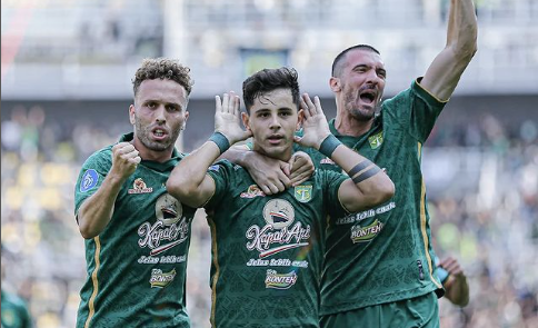 turunminum.id Babak Pertama, Aksi Gemilang Bruno Moreira Bawa Persebaya Unggul 2-1 Atas Persib Bandung