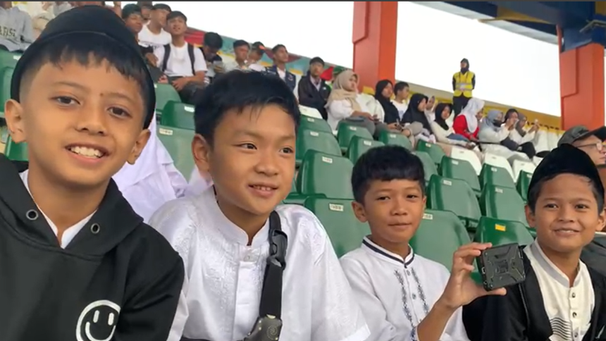 Penyelenggaraan Piala Dunia U17 2023 di Stadion Si Jalak Harupat, Bandung menjadi kesempatan bagi anak-anak sekolah untuk menonton pertandingan sepak bola internasional.