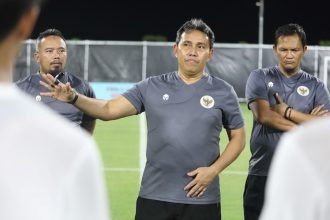 Pelatih Timnas U17 Indonesia Bima Sakti optimistis bakal tunjukkan performa terbaik kontra Ekuador di Piala Dunia U17 2023. Dengan cara, Timnas U17 Indonesia, menjalani latihan resmi di Stadion Gelora 10 November, Surabaya, Kamis, 9 November 2023.