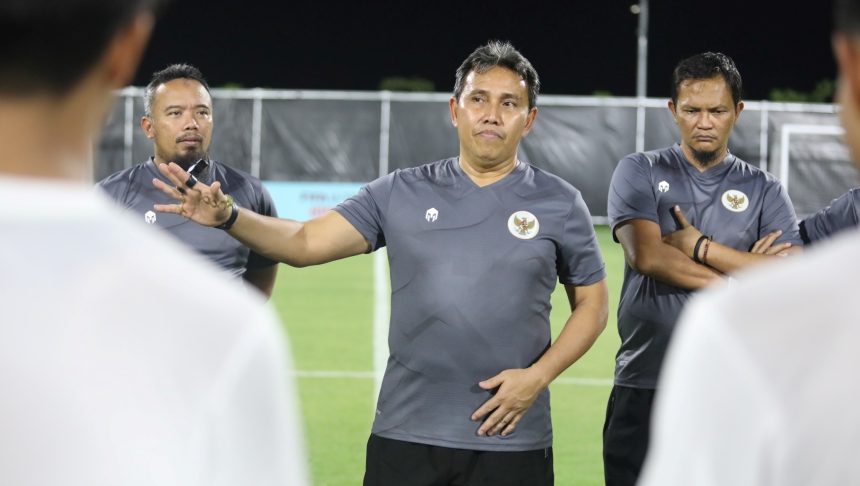 Pelatih Timnas U17 Indonesia Bima Sakti optimistis bakal tunjukkan performa terbaik kontra Ekuador di Piala Dunia U17 2023. Dengan cara, Timnas U17 Indonesia, menjalani latihan resmi di Stadion Gelora 10 November, Surabaya, Kamis, 9 November 2023.