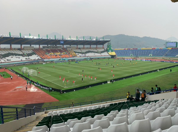 turunminum.id Hujan Sambut Laga Perdana Piala Dunia U17 Jepang vs Polandia di Stadion Si Jalak Harupat