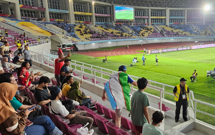 turunminum.id Aksi Heroik 2 Suporter Uzbekistan Bikin Geger Stadion Manahan Solo