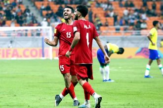 Iran sukses menaklukan Brasil di laga perdana Grup C Piala Dunia U17 2023 dengan skor 3-2. Selebrasi push-up yang dilakukan setiap kali gol tercipta diam-diam menjadi kunci kekuatan pemain Iran pada pertandingan di JIS, Sabtu (11/11) malam.