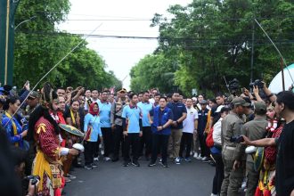 turunminum.id Bersama Erick Thohir, Gibran Jalan Kaki Ikut Kirab Trophy Experience Piala Dunia U-17 2023