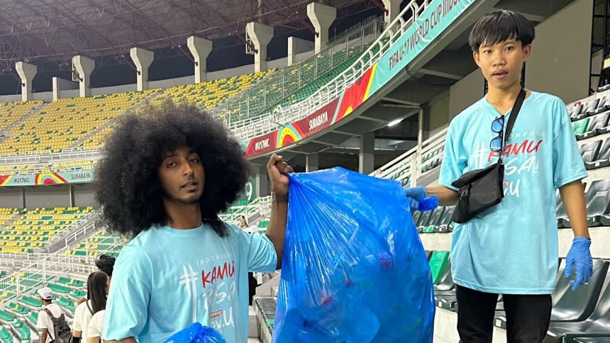 turunminum.id Salut! Anak Muda Inisiatori Aksi #DatangBersihPulangBersih Suporter di Gelora Bung Tomo