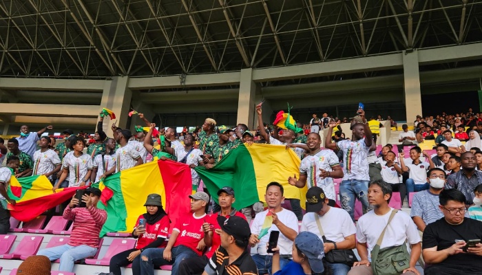 Teriakkan "Pipipip" Mali Pecah di Stadion Manahan Solo