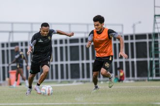 Persebaya Surabaya optimis menang saat menjamu Persija Jakarta di Stadion Gelora Bung Tomo, Jawa Timur, Sabtu (9/12) pukul 15.00 WIB. Mereka mencoba bangkit dari keterpurukan yang melandanya. (Foto: Persebaya)