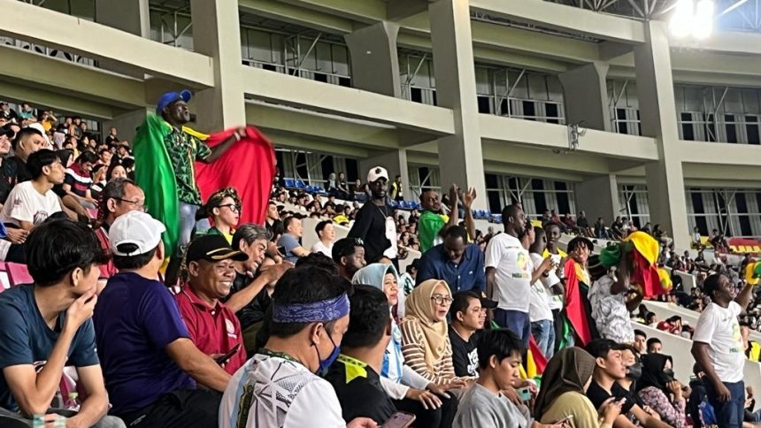 turunminum.id Aksi Nyentrik Suporter Mali Antarkan Mamadou Doumbia dkk Sabet Peringkat Tiga Piala Dunia U-17