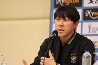 Persatuan Sepak Bola Seluruh Indonesia (PSSI) didesak untuk pertahankan Shin Tae-yong sebagai pelatih Timnas. Lebih lanjut, pengamat sepakbola Justinus Lhaksana, katakan pelatih Timnas asal Korea Selatan itu happy tinggal di Indonesia.