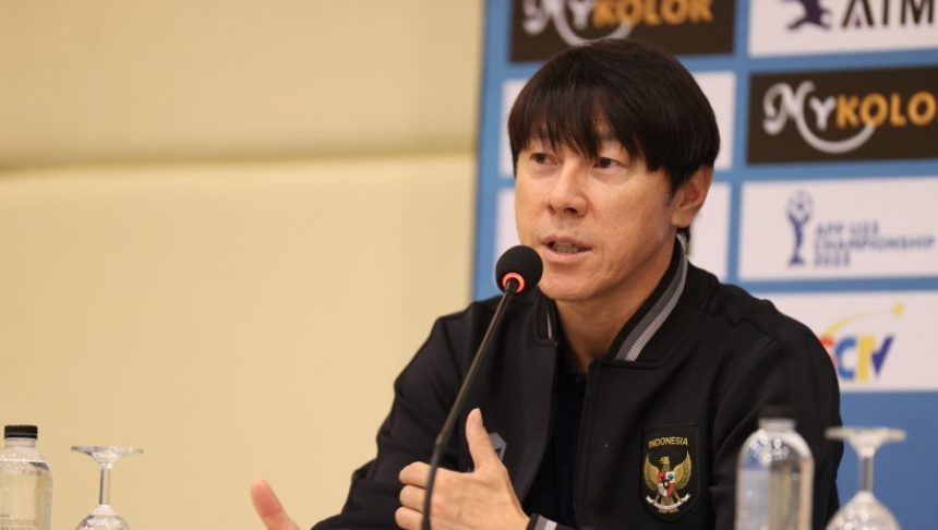 Persatuan Sepak Bola Seluruh Indonesia (PSSI) didesak untuk pertahankan Shin Tae-yong sebagai pelatih Timnas. Lebih lanjut, pengamat sepakbola Justinus Lhaksana, katakan pelatih Timnas asal Korea Selatan itu happy tinggal di Indonesia.