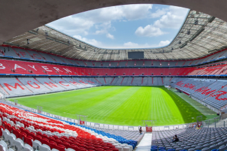 Ukuran lapangan sepak bola acap kali dicari warganet. Sepakbola menjadi olahraga salah satu yang digemari masyarakat dunia, termasuk Indonesia. (Foto: Allianz Arena)