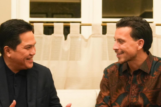 turunminum.id Ajak Calon Pemain Timnas Makan Malam, Erick Thohir Pamerkan Kharisma Thom Haye Pakai Batik