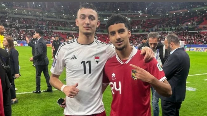 turunminum.id Saking Girangnya Dapat Jersey Ivar Jenner, Eks Pemain Manchester United Sampai Lakukan Ini