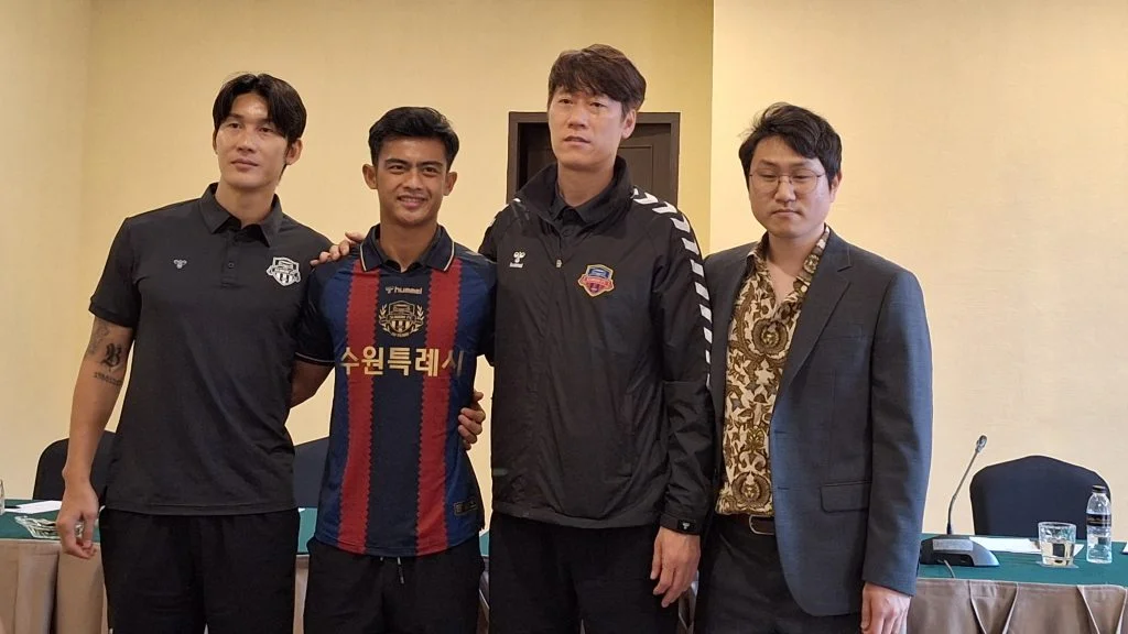 turunminum.id Timnas Ekspresi dan Gaya Glamour Pratama Arhan saat Diperkenalkan Suwon FC di Jakarta turunminum.id Ekspresi dan Gaya Glamour Pratama Arhan saat Diperkenalkan Suwon FC di Jakarta