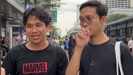 Masyarakat memberikan ucap syukur serta harapan kepada media olahraga nasional, turun minum pada kegiatan Car Free Day (CFD) Fun Turun Minum di kawasan Thamrin Nine, Sudirman, Jakarta Selatan, Minggu (25/2/2024). (Foto: Turunminum.id)