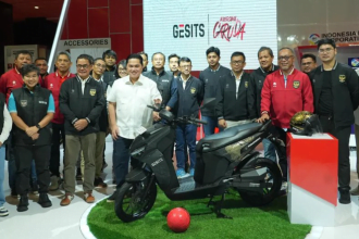 Ketua Umum PSSI Erick Thohir meluncurkan Motor Gesits Garuda di ajang pameran Indonesia Intenational Motor Show (IIMS) di JIExpo Kemayoran, Jakarta pada Minggu (18/2/2024). (Foto: Tangkapan Layar Instagram)