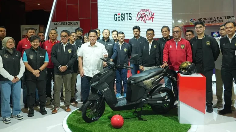 Ketua Umum PSSI Erick Thohir meluncurkan Motor Gesits Garuda di ajang pameran Indonesia Intenational Motor Show (IIMS) di JIExpo Kemayoran, Jakarta pada Minggu (18/2/2024). (Foto: Tangkapan Layar Instagram)