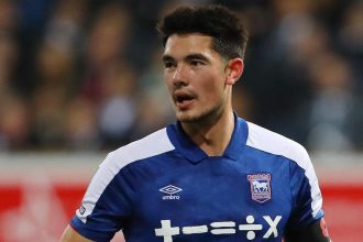 Pelatih Bristol Rovers Akui Harus Peras Keringat untuk Dapatkan Elkan Baggott