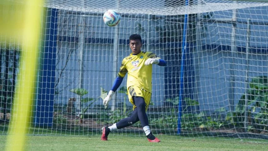 turunminum.id Tekad Kiper Persib Bandung Lawan Godaan Opor Ayam dan Ketupat di Hari Lebaran