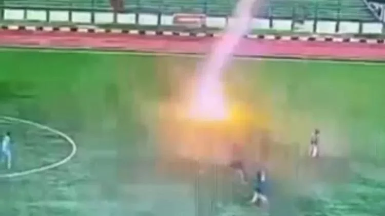 Viral Pemain Bola Tewas Tersambar Petir di Stadion Siliwangi