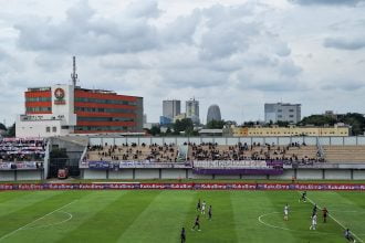 turunminum.id Suporter Persita Rusuh Pasca Kalah dari Borneo FC, Petugas Panpel Berdarah