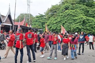 Suporter Semen Padang jelang final Liga 2 lawan PSBS Buak (Foto: Turunminum.id)