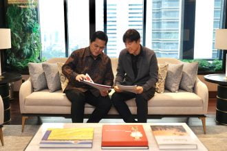 Ketua umum PSSI, Erick Thohir berdiskusi dengan pelatih Timnas Indonesia, Shin Tae-yong (Foto: Tim Media Erick Thohir)