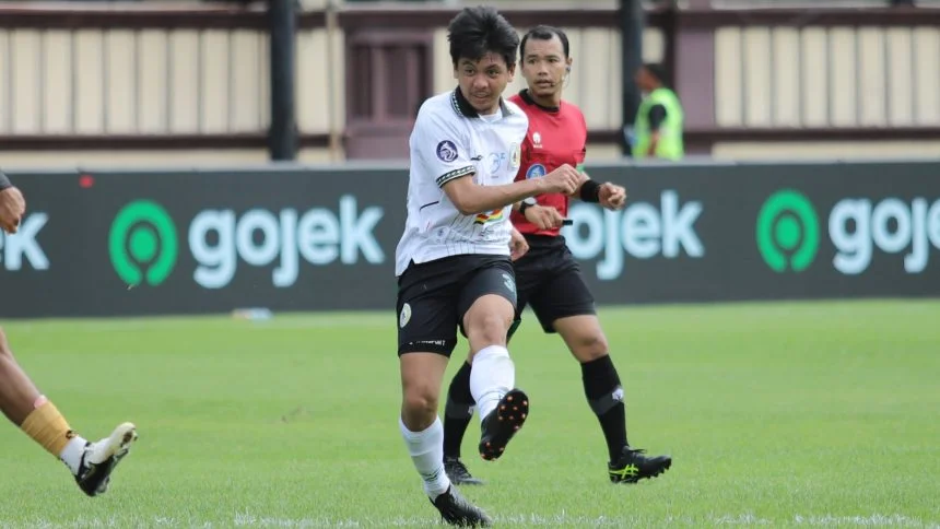 turunminum.id Hantam Kepala Pemain Persebaya, Wahyudi Hamisi dan PSS Sleman Minta Maaf: Akui Tidak Sengaja