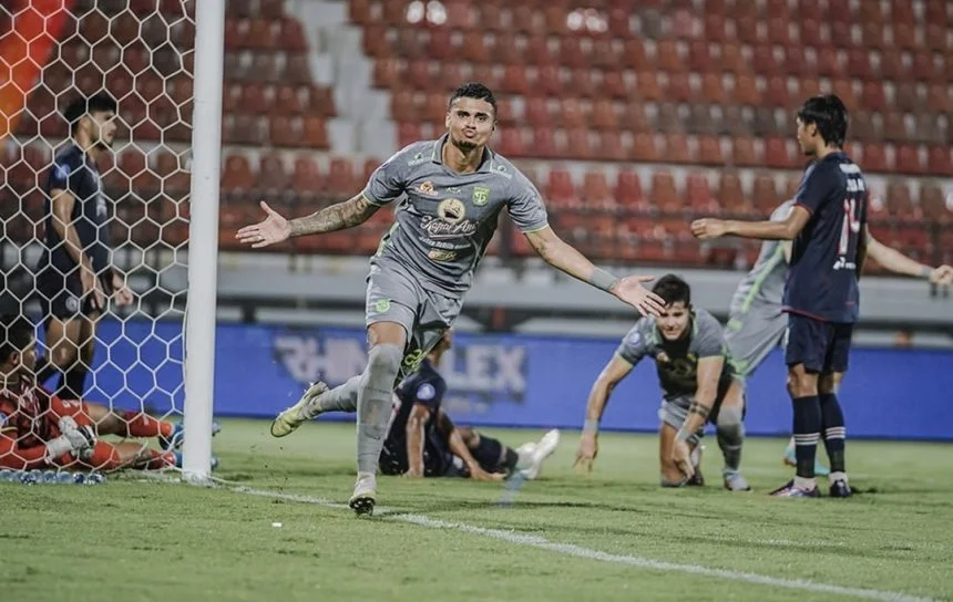 turunminum.id Hasil Babak Pertama Arema FC Vs Persebaya Surabaya, Bajul Ijo Unggul Berkat Gol Yan Victor