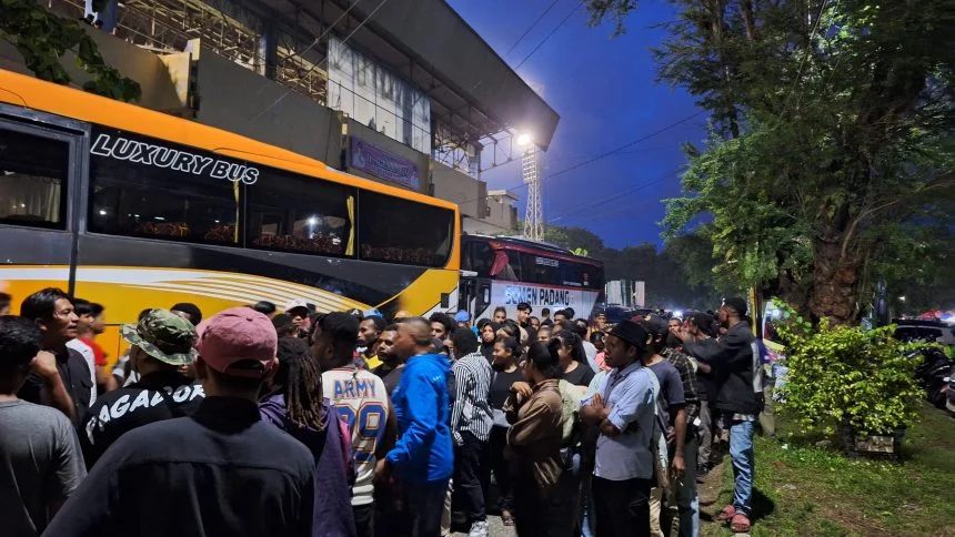 Suporter PSBS Biak Datang ke Stadion Haji Agus Salim, Rata-rata Mahasiswa Papua