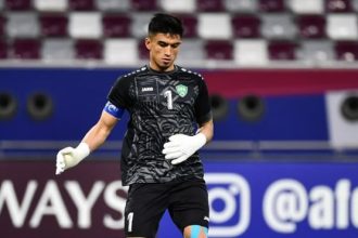 Kiper Uzbekistan Abduvohid Nematov melakukan aksi saat duel antara Timnas Indonesia dengan Uzbekistan di semifinal Piala Asia U-23 di Stadion Abdullah bin Khalifa, Doha, Qatar, Senin (29/4/2024). (Foto: Instagram)