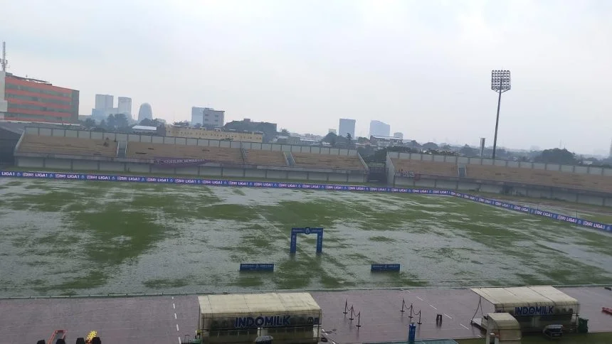 turunminum.id Tangerang Hujan Badai, Kick Off Laga Persita Tangerang vs Bali United Ditunda