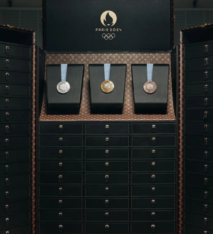 turunminum.id Semarak Olimpiade Paris 2024: Louis Vuitton Bikin Koper Obor dan Medali Spesial, Ini Wujud Mewahnya!