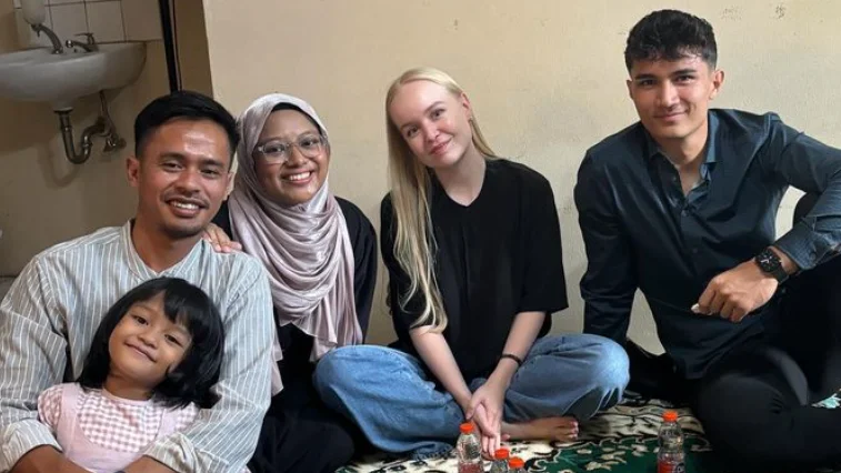 turunminum.id Kiper Persib Kevin Ray Mendoza Terkesan dengan Suasana Lebaran di Indonesia: Makanannya Luar Biasa!